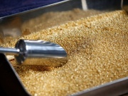 Giá vàng thế giới giảm về dưới 5.000 USD, dầu thô tiếp tục tăng