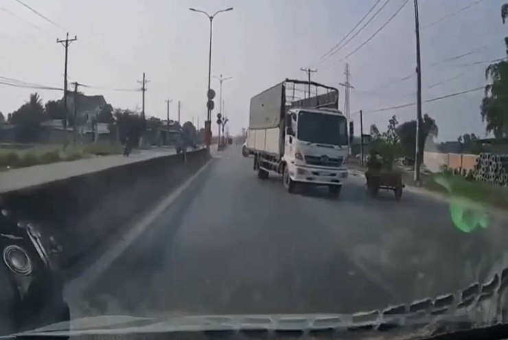 Từ clip người dân đăng tải, Công an Tây Ninh xử phạt tài xế xe tải chạy ngược chiều