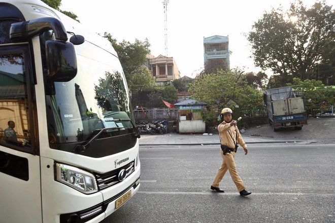 Lực lượng chức năng duy trì tuần tra, kiểm soát, xử lý các trường hợp xe khách vi phạm quy định về dừng, đỗ, đi vào đường cấm và hoạt động sai khung giờ.