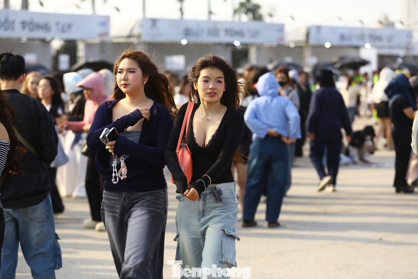 Concert ngày 16/3 mùa 2 diễn ra chỉ với 28 anh trai. Anh trai Vũ Cát Tường vắng mặt vì lý do sức khỏe, anh trai Cody Nam Võ không thể có mặt do trùng lịch trình cá nhân khác. Tuy thiếu 2 nghệ sĩ trên sân khấu, khán giả vẫn bày tỏ sự háo hức trước giờ vào sân, trực tiếp gặp gỡ, giao lưu với thần tượng.