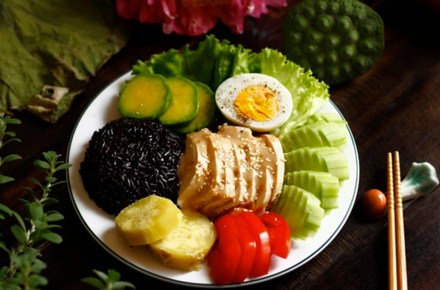 Người suy thận nên ăn nhạt, chọn ngũ cốc nguyên hạt và protein nạc. Ảnh minh họa: TL