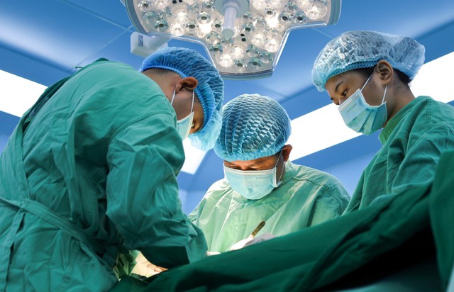 Ê kíp bác sĩ tiến hành phẫu thuật lấy sỏi bàng quang cho người bệnh.