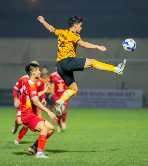 CLB Thanh Hóa (phải) chạy đua với thời gian để hy vọng được FIFA cho phép đăng ký thêm cầu thủ ở phần còn lại mùa giải 2025/2026