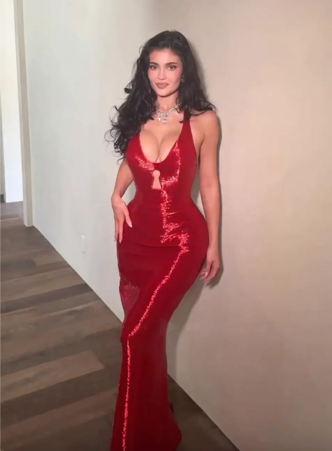 Trước khi đến lễ trao giải, bà mẹ hai con đã gây sốt trên Instagram khi khoe trang phục dự Oscar, nhận vô vàn lời khen ngợi.