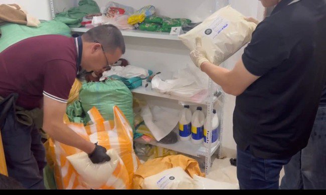 Các đối tượng chuyển ma túy trong các kiện quần áo nhằm qua mắt công an