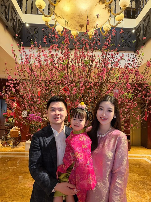 Gia đình hạnh phúc của Hoa hậu Đỗ Mỹ Linh.
