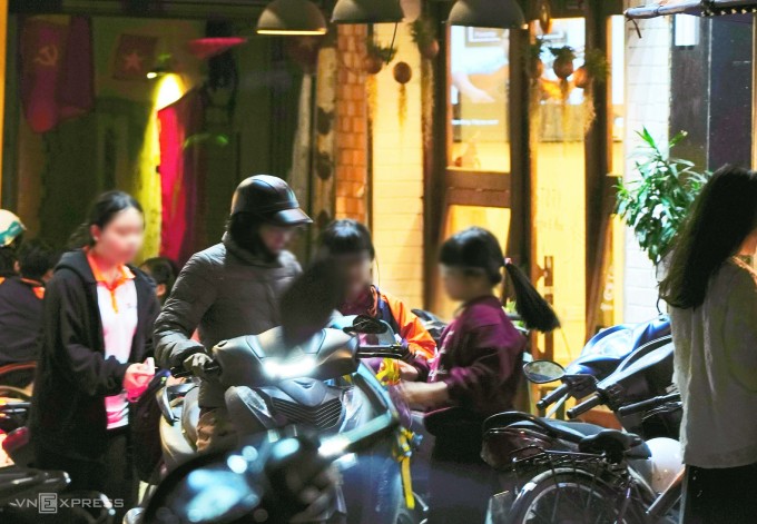 Phụ huynh đưa con đi học thêm buổi tối ở Hà Nội, tháng 3/2026. Ảnh: Châu Anh