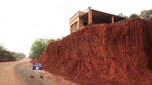 Hạ cốt nền khiến nhiều căn nhà rơi vào thế cheo leo, tiềm ẩn nguy cơ sạt lở.