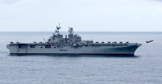 Máy bay F-35B cất cánh từ tàu tấn công đổ bộ lớp Wasp USS Tripoli. (Nguồn: MW)