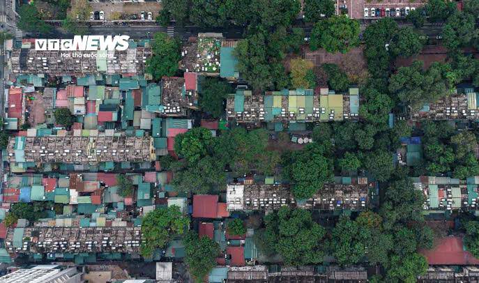 Theo kế hoạch của UBND phường Kim Liên, trong năm 2026, địa phương sẽ tổ chức kiểm định toàn bộ các nhà chung cư cũ nhằm đánh giá mức độ an toàn công trình. Kết quả kiểm định sẽ là cơ sở phân loại các tòa nhà cần sửa chữa, gia cố hoặc phá dỡ theo Luật Nhà ở 2023, đồng thời xem xét toàn diện các yếu tố hạ tầng như điện, nước và an toàn phòng cháy chữa cháy.