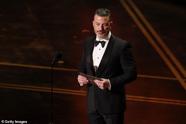 Jimmy Kimmel trao giải phim tài liệu. Ảnh: Getty Images.