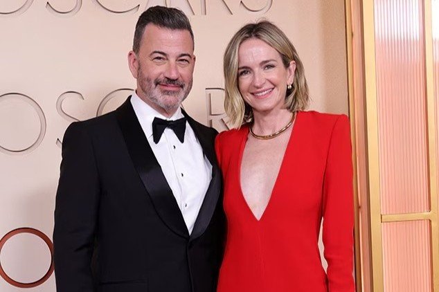 Jimmy Kimmel và Molly McNearney trên thảm đỏ Oscar 2026. Ảnh: Getty Images.