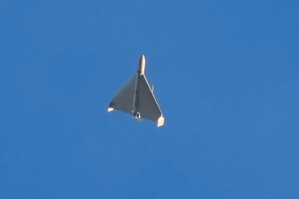 Những loại UAV giá rẻ như Shahed-136 khiến hệ thống phòng không hiện đại gặp khó chủ yếu vì bài toán chi phí, số lượng và đặc tính bay. Ảnh: AP