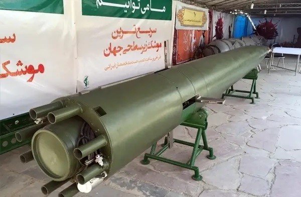 Một cuộc triển lãm vũ khí và trang thiết bị hiện đại do Iran sản xuất được tổ chức tại Tehran vào tháng 10/2015. Tại sự kiện này, lần đầu tiên ngư lôi Hoot được trưng bày; sự tương đồng về hình dáng bên ngoài giữa ngư lôi của Iran và ngư lôi của Nga lại được khẳng định. Ảnh: Topwar.ru.