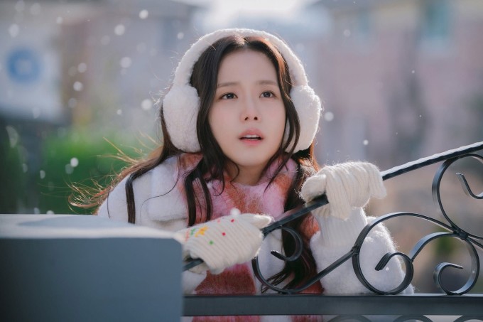 Tạo hình của Jisoo trong Boyfriend on demand. Ảnh: Netflix