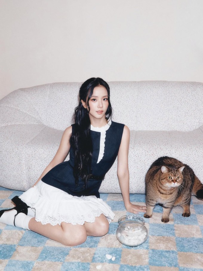 Dưỡng ẩm nhiều lớp giúp Jisoo duy trì làn da căng bóng, mịn màng. Ảnh: Instagram sooyaaa_