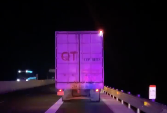 Xe tải dừng, đỗ sai quy định trên cao tốc TPHCM - Vân Phong.