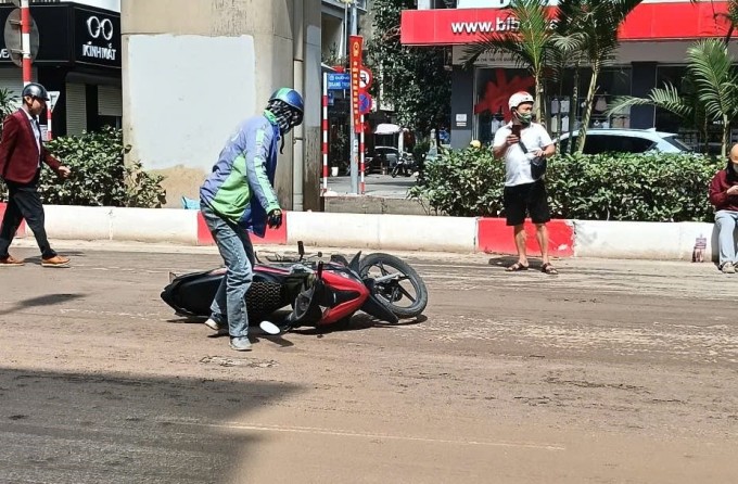 Xe và người đổ nhào trên đường Quang Trung, trưa 16/3. Ảnh: Xuân Hoa