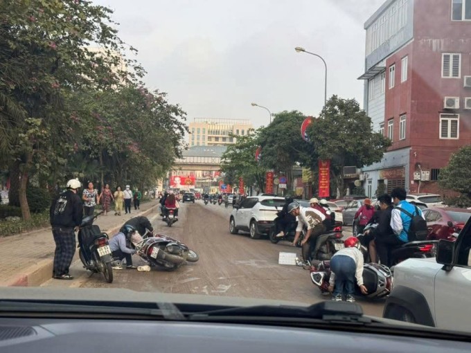 Nhiều trường hợp ngã ngay trước đầu xe ôtô trên đường Tô Hiệu. Ảnh: Nguyễn Trường