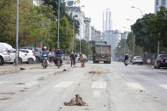 Hà Nội: Xe tải làm rơi đất trên đường, CSGT truy tận công trường xử lý - 1