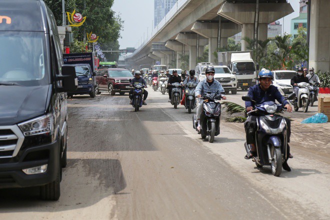 Hà Nội: Xe tải làm rơi đất trên đường, CSGT truy tận công trường xử lý - 2