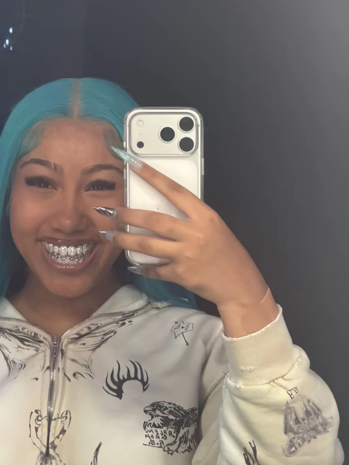 North cũng có sở thích giống bố mẹ khi làm đẹp với grillz nạm kim cương bao phủ cả răng hàm trên và hàm dưới.