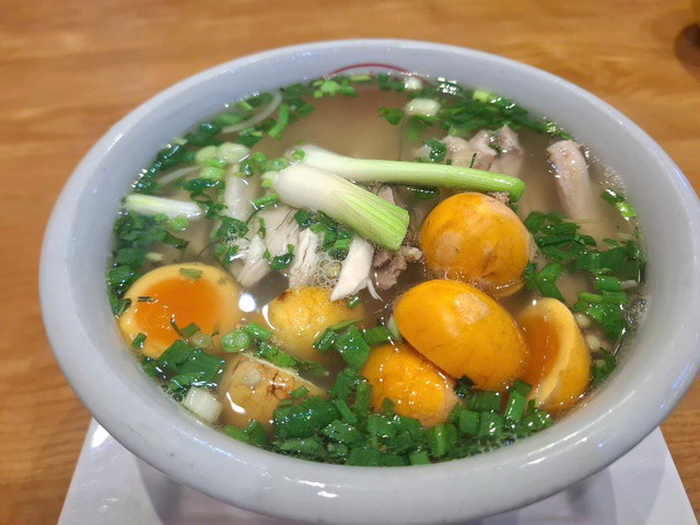 Một bát phở gà có giá 90.000 đồng ở Hà Nội. Ảnh: NVCC.