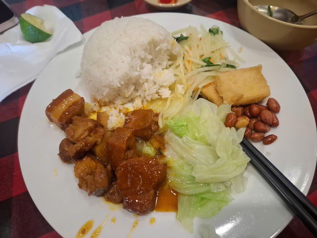 Suất cơm vốn có giá 50.000 đồng hiện đã tăng lên 55.000 đồng. Ảnh: NVCC.