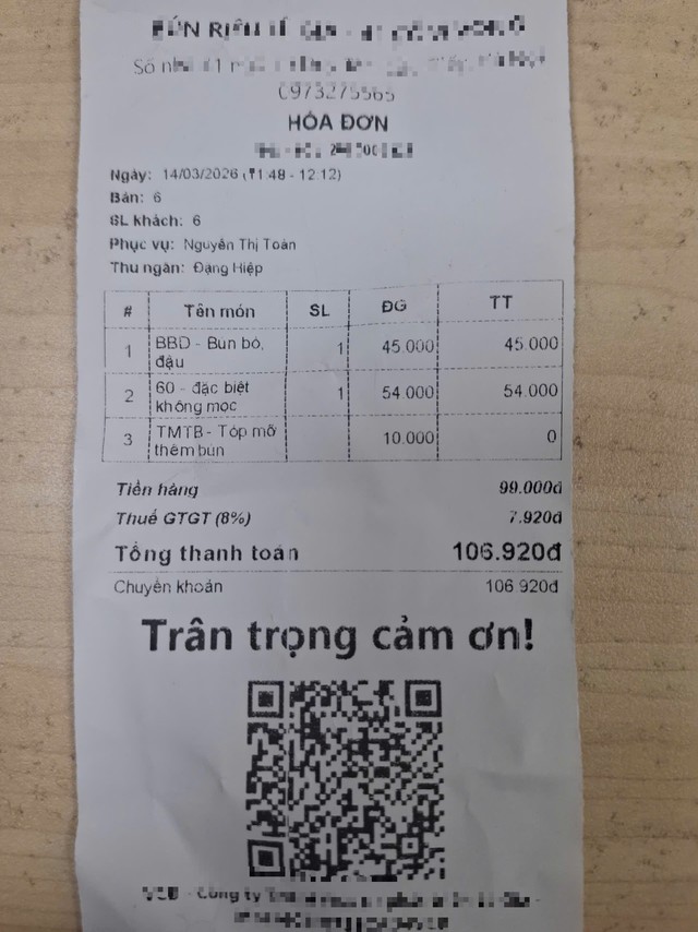 Chị Lan mới đây đi ăn bún phải trả thêm 8000 đồng tiền thuế giá trị gia tăng. Ảnh: NVCC.