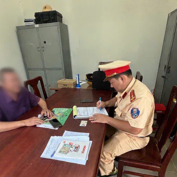 Tài xế làm việc tại trụ sở công an