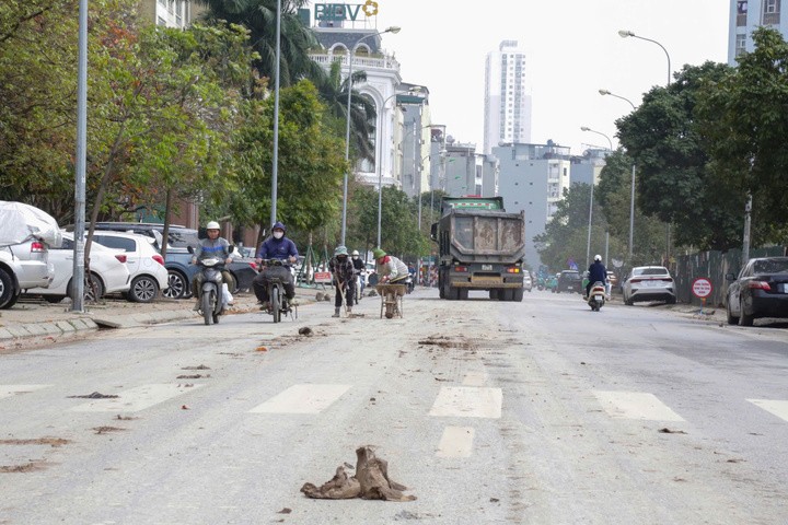 Ô tô tải làm rơi vãi bùn đất ra đường.