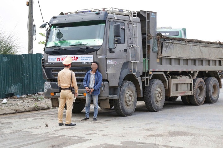 Tài xế ô tô tải làm rơi vãi bùn đất ra đường bị xử lý.