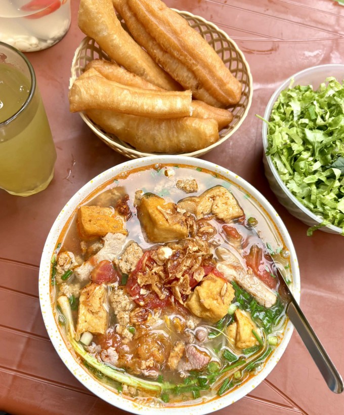 Giá trung bình một bát bún riêu đầy đủ riêu, bò, giò... quanh khu vực phố cổ hiện dao động từ 60.000 đồng.