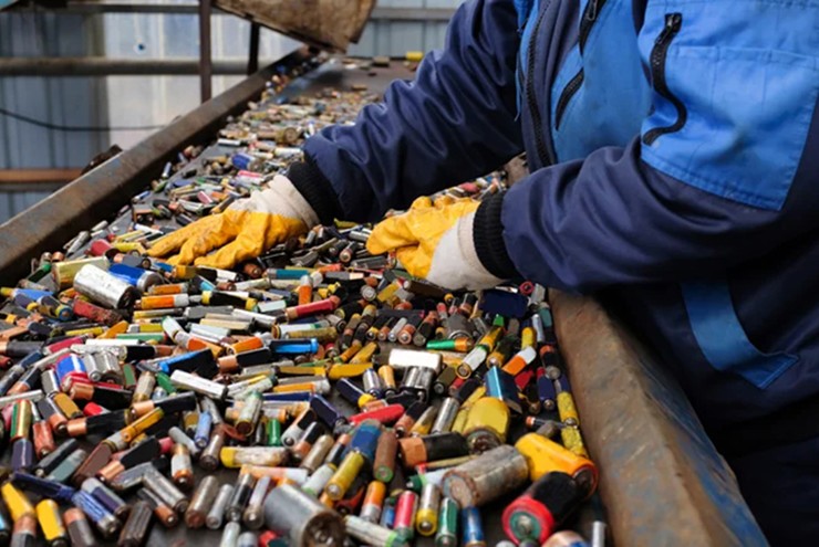 Ít ai biết pin cũ có thể trở thành pin mới nhờ quy trình tái chế.