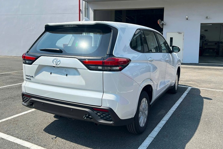 Toyota Innova Cross G có mức giá hấp dẫn 730 triệu đồng.