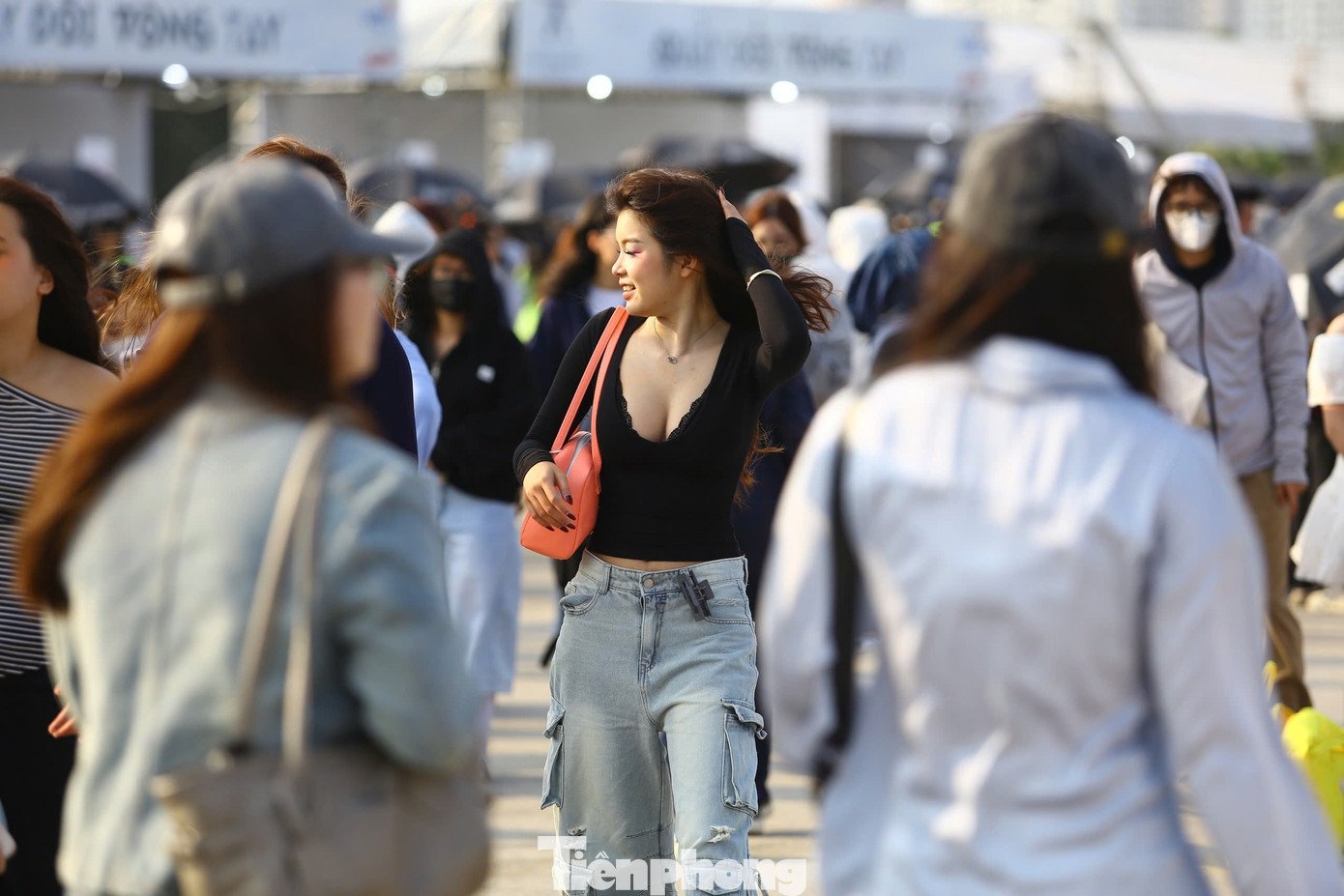 Concert ngày 16/3 mùa 2 diễn ra chỉ với 28 anh trai. Anh trai Vũ Cát Tường vắng mặt vì lý do sức khỏe, anh trai Cody Nam Võ không thể có mặt do trùng lịch trình cá nhân khác. Tuy thiếu 2 nghệ sĩ trên sân khấu, khán giả vẫn bày tỏ sự háo hức trước giờ vào sân, trực tiếp gặp gỡ, giao lưu với thần tượng.