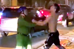 Khống chế nam thanh niên cầm 2 con dao đe dọa người đi đường ở Hà Nội