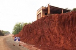 Đồng Nai tổ chức họp, xin lỗi người dân vụ nhà cheo leo khi hạ cốt nền đường