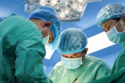 Phẫu thuật lấy viên sỏi bàng quang 'khủng' bằng quả trứng ngỗng