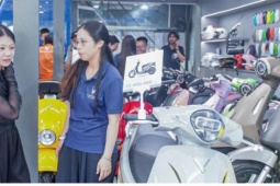 Giá xăng dầu tăng cao, nhu cầu mua xe máy điện tăng đột biến
