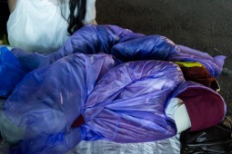 Fan nằm đất xuyên đêm, bám rào chờ xem concert 'Anh trai say hi'