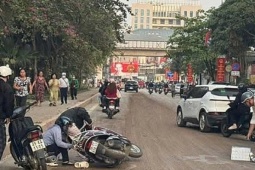Ngã nhào vì bùn đất trên phố Hà Nội