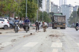 Hà Nội: Xe tải làm rơi đất trên đường, CSGT truy tận công trường xử lý