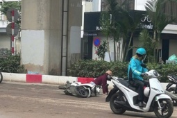 Phạt 3 tài xế ô tô tải làm rơi vãi bùn đất khiến người đi xe máy trượt ngã