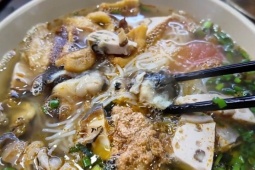 Bát bún riêu 80.000 đồng ở chợ Đồng Xuân 'gây bão'