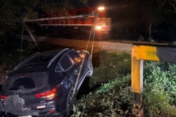 Tàu hỏa hất văng ô tô xuống mương nước ở Hà Nội