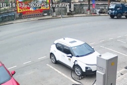 Clip: Đầu xe van bẹp dúm sau cú tông trực diện xe tải