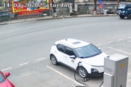 Clip: Đầu xe van bẹp dúm sau cú tông trực diện xe tải