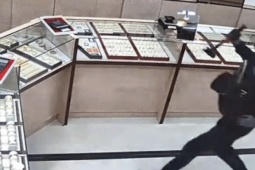 20 người cướp tiệm vàng, lấy 1,7 triệu USD trong 70 giây