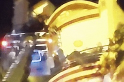 Cứu 5 người kẹt trong nhà cháy ở trung tâm TP HCM